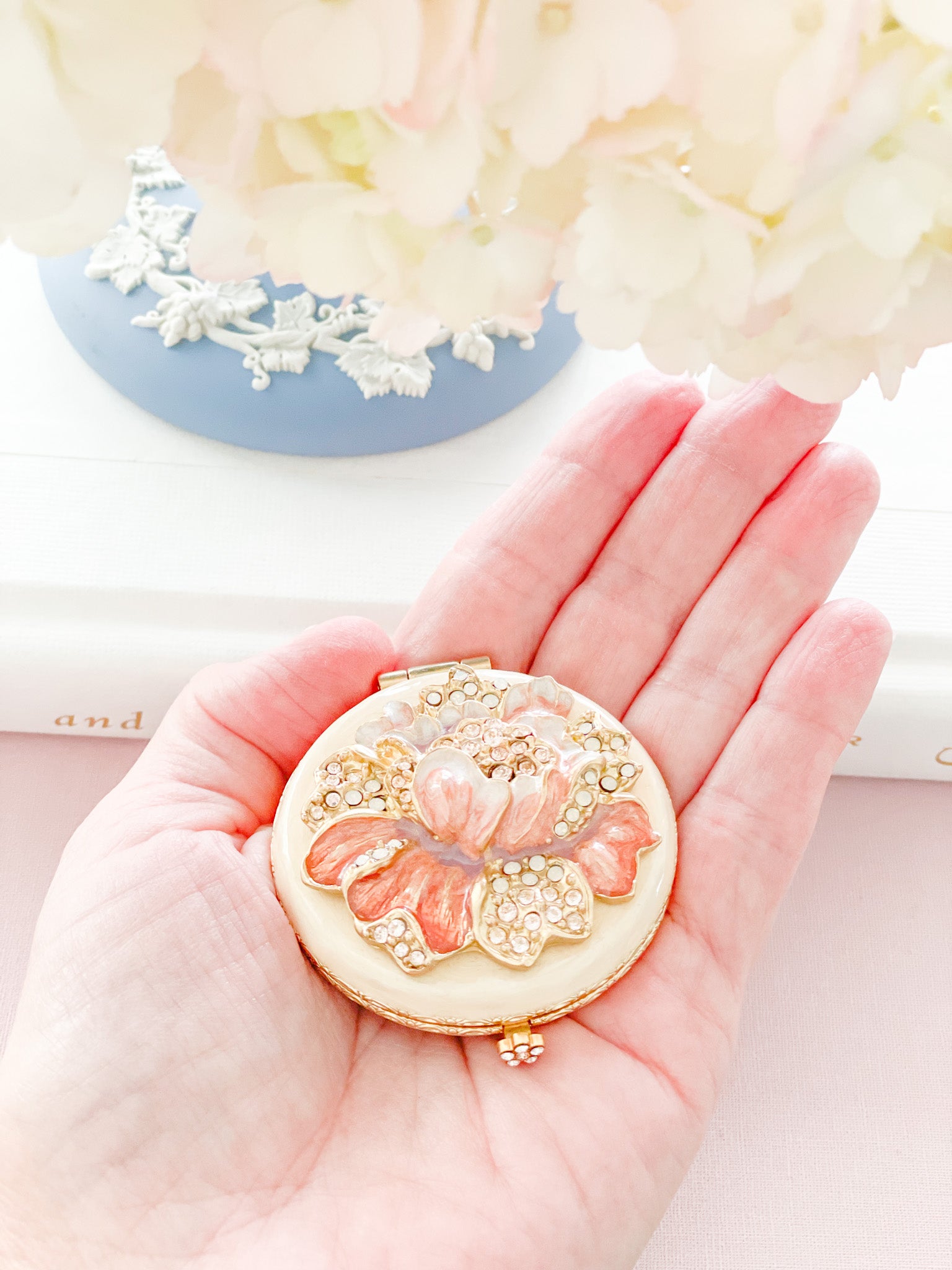 Angela Round Floral Compact – Jay Strongwater